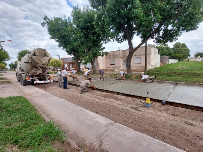 Trabajan en el bacheo y ripiado de calles de Suardi