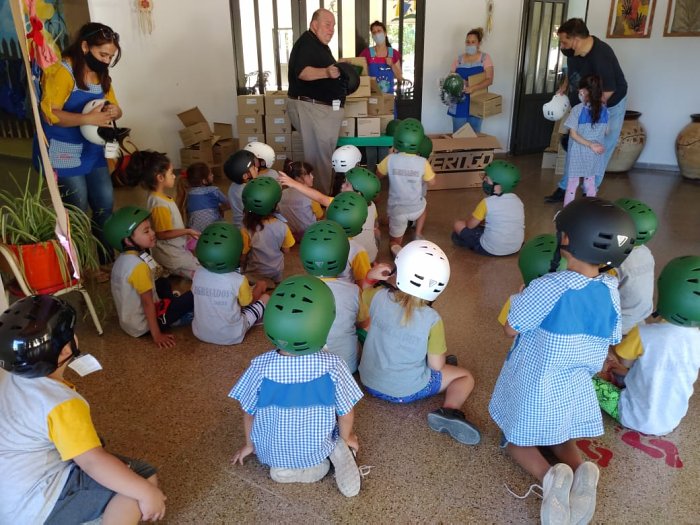 Los concejales Gustavo y Diego Sella entregaron cascos en el Jardín y escuelas primarias