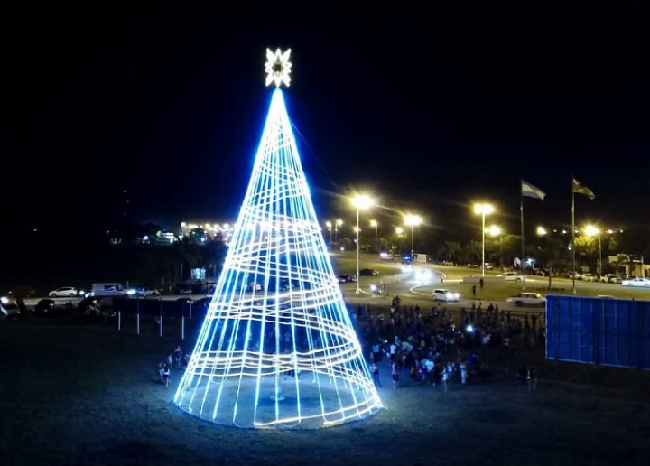 San Guillermo iluminó un arbolito de Navidad gigante
