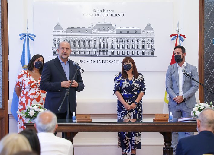 Perotti tomó juramento a las flamantes ministras de Gobierno y de Género