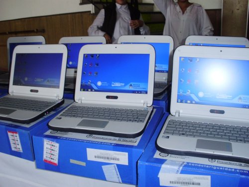Escuelas de San Cristóbal y San Guillermo recibirán netbooks