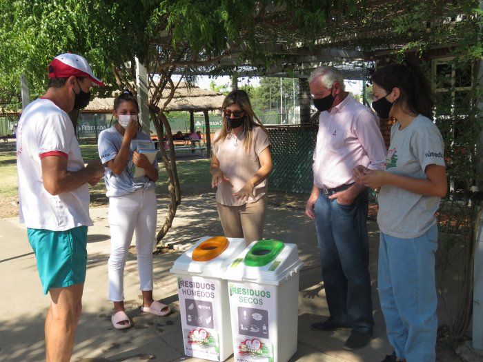 Entregaron contenedores para residuos en colonias de vacaciones de Suardi