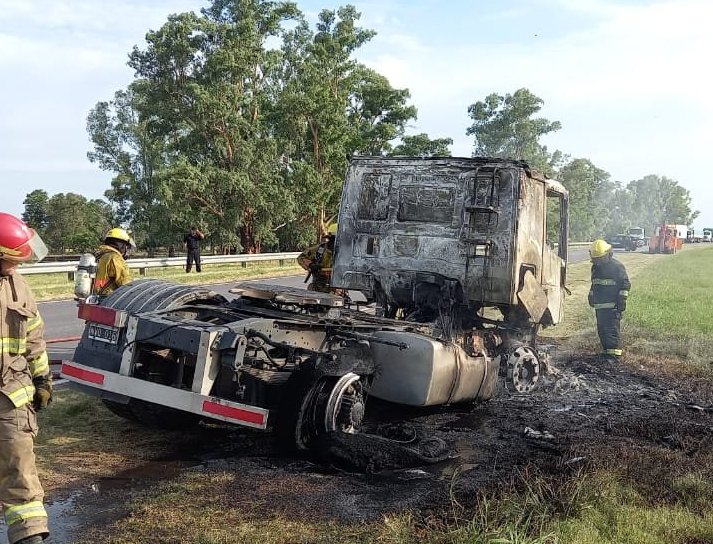 Palacios: Un camión se incendió en la 34