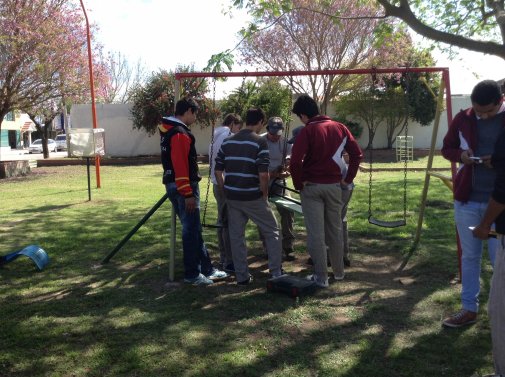 Suardi: Jóvenes de la Escuela Técnica instalaron juegos en una plazoleta