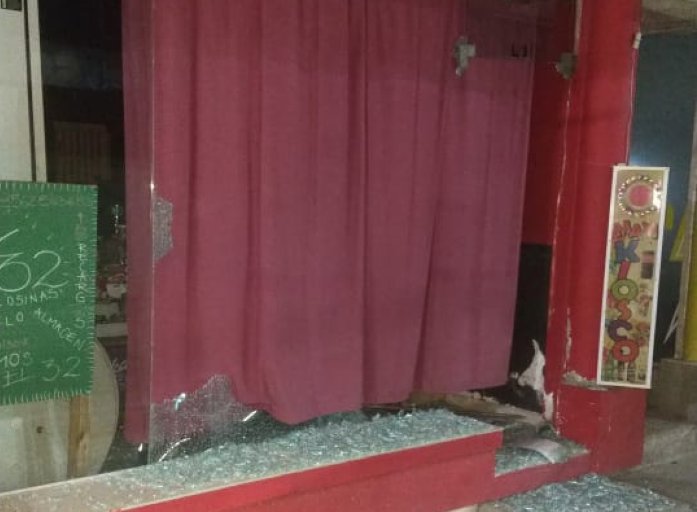 Rompieron la vidriera de un kiosco de Morteros