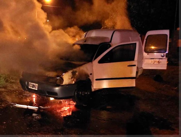 Un utilitario se prendió fuego en Morteros