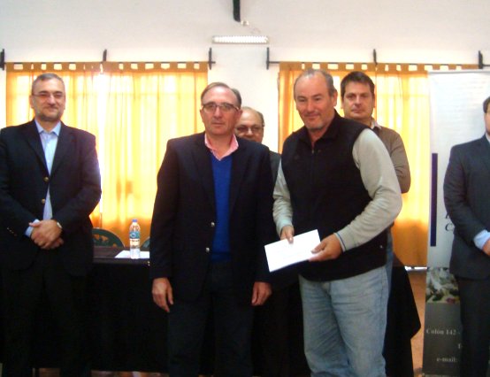 Entregaron créditos a productores tamberos y apícolas del Depto. Castellanos