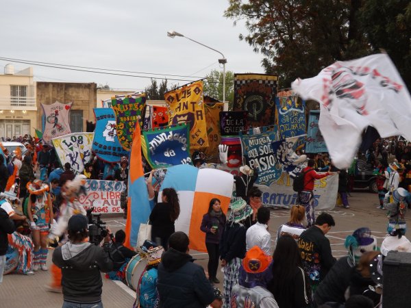 Suardi: Las murgas desfilan frente a los escenarios