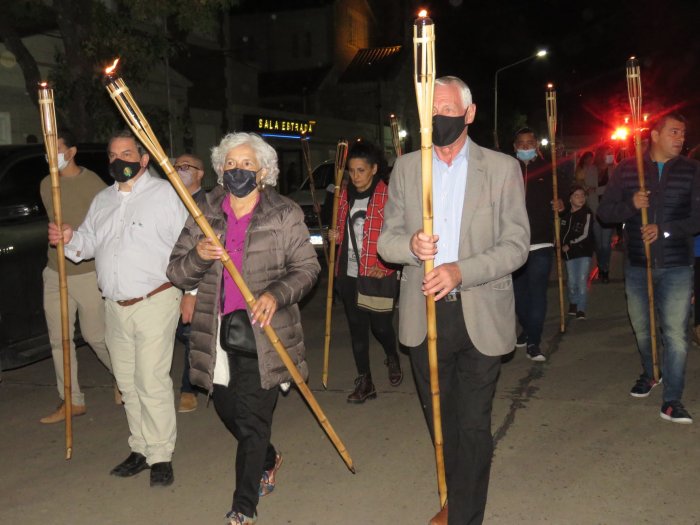 Suardi conmemoró el Día de la Memoria con una marcha de antorchas