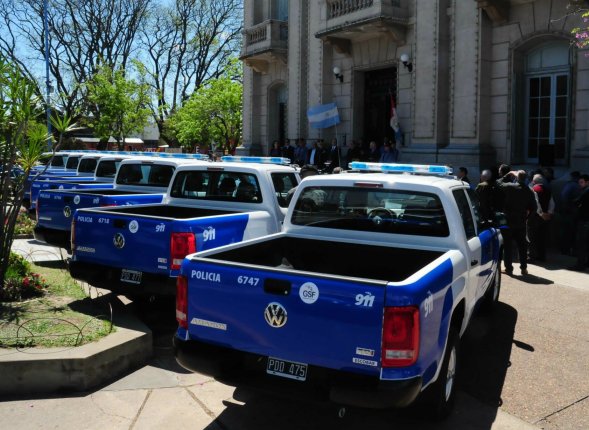 Localidades de la Región 2 recibieron camionetas para comisarías