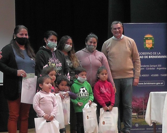 Brinkmann: El municipio comenzó con la entrega de becas educativas y deportivas