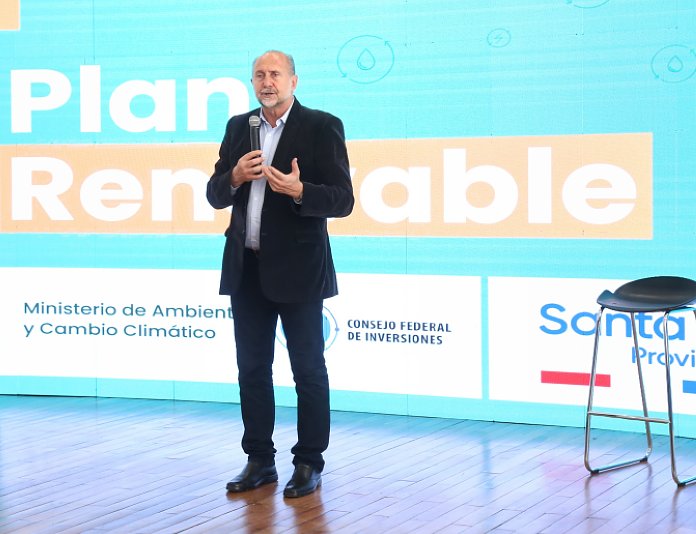 Perotti anunció créditos para la adquisición de calefones y paneles solares