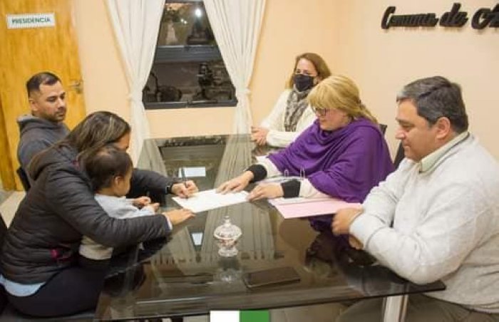 Arrufó: Vecinos firmaron escrituras para avanzar en la construcción de viviendas