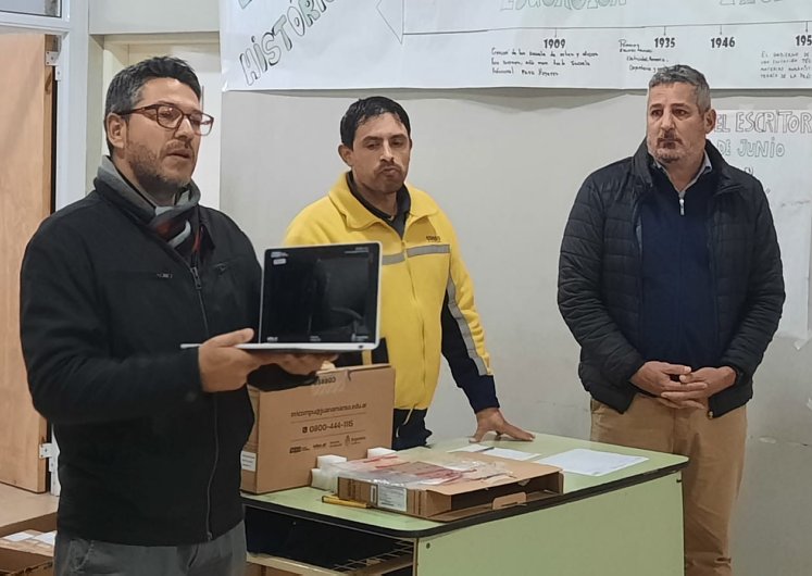 Entregaron netbooks a alumnos de la Escuela 500 de Suardi