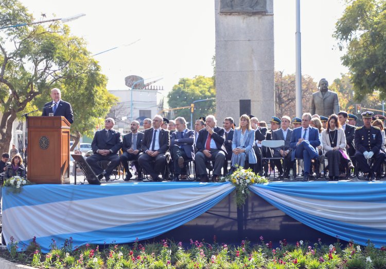 El gobernador Omar Perotti encabezó el acto por el 206º aniversario de la Independencia
