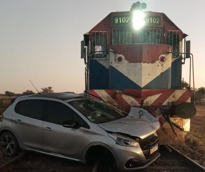 Un auto fue arrollado por un tren en Arrufó