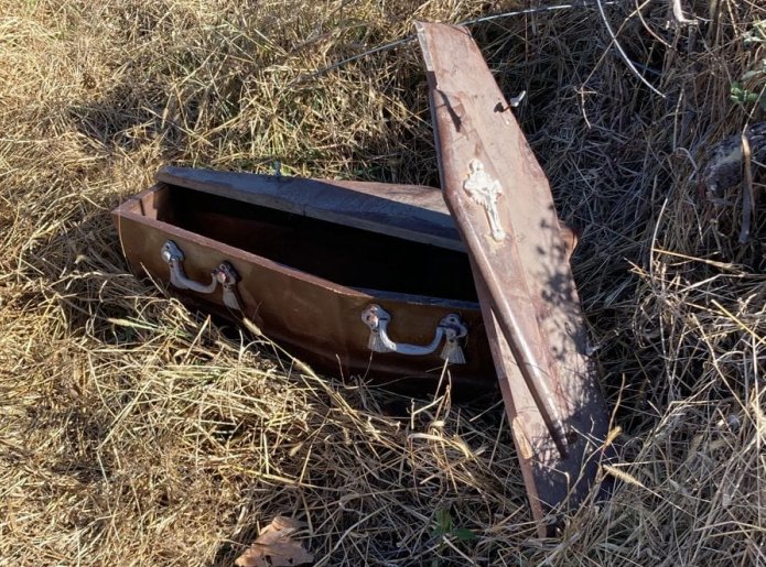 Morteros: Encontraron un féretro con restos de un bebé en el cementerio Jardín