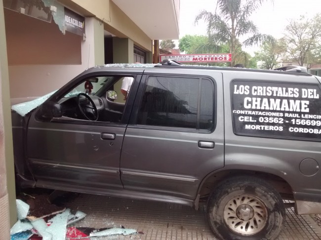 Morteros: Perdió el control del auto y terminó dentro de un local comercial