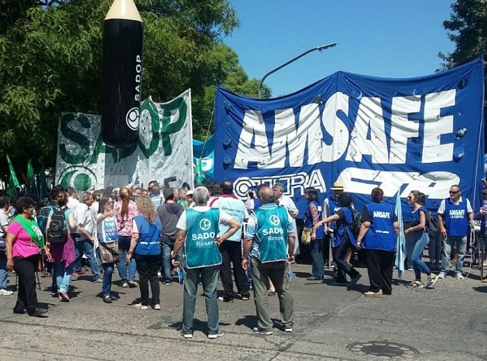 Docentes de AMSAFE y Sadop realizan paros de 72 hs.