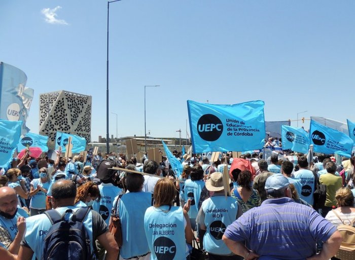 Docentes de Córdoba paran en desacuerdo con la propuesta salarial