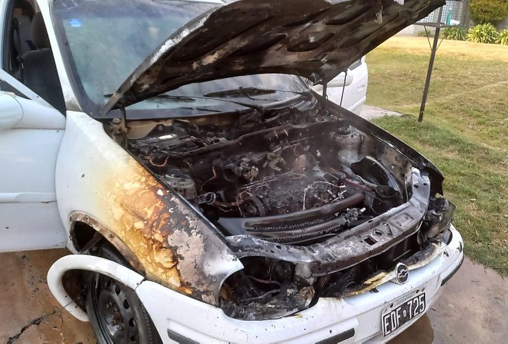 Suardi: Bomberos intervinieron en el incedio de un auto