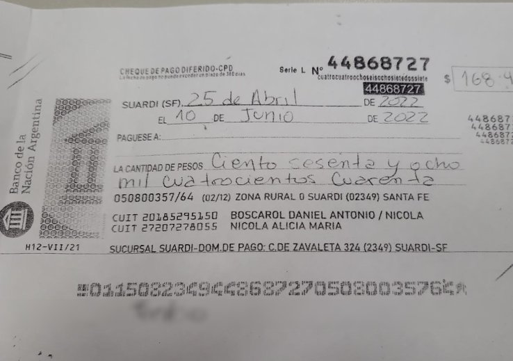 Estafan con una chequera falsa del Pte. Comunal de Monte Oscuridad