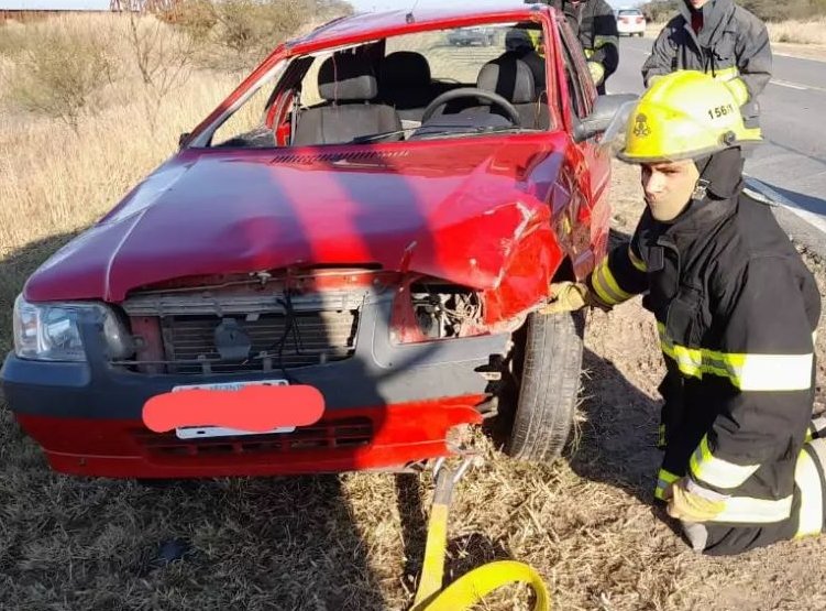 Joven lesionado al volcar en cercanías de Chipión