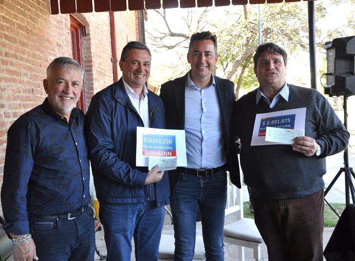 Calvo entregó fondos para las obras de gas en Brinkmann y Col. San Pedro