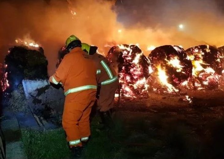 Se quemaron rollos en un campo cercano a Morteros