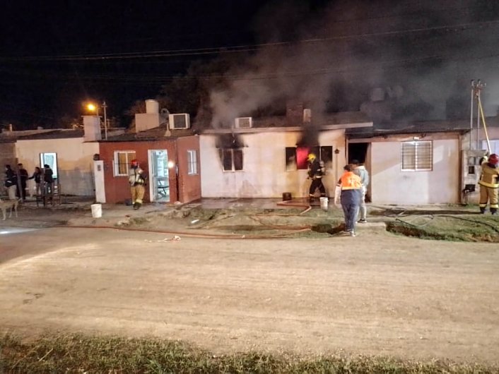 Investigan un incendio y balacera en una vivienda de Morteros
