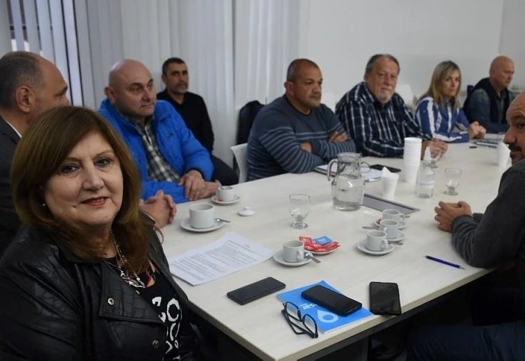 El gobierno ofertó una mejora del 31% para los docentes y estatales