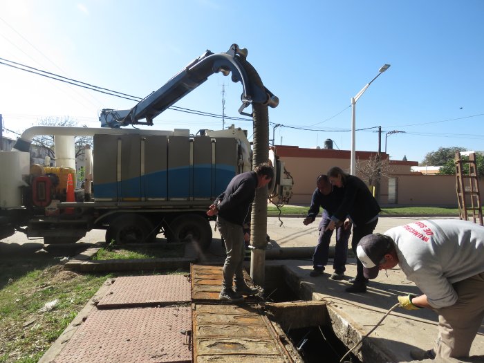 Trabajan en el mejoramiento de la red cloacal de Suardi
