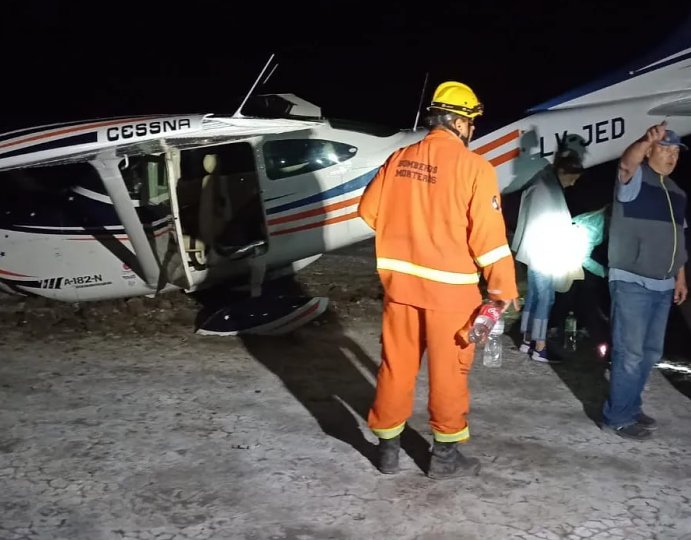Rescataron a pasajeros de una avioneta que aterrizó de emergencia