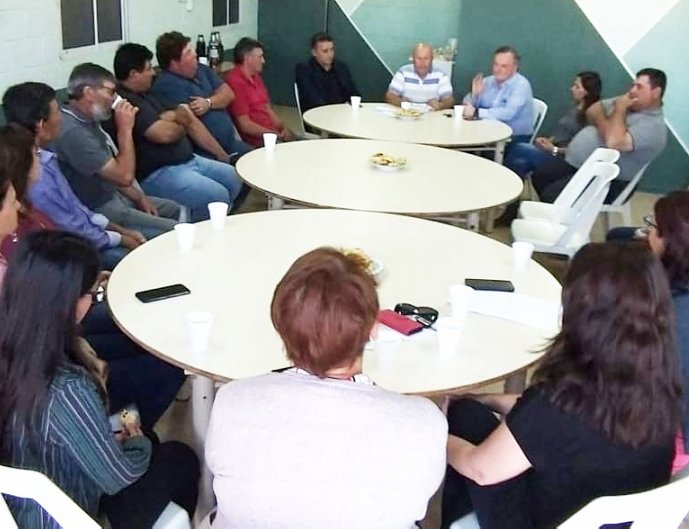 Michlig y González entregaron aportes y escrituras en Col. Bossi 