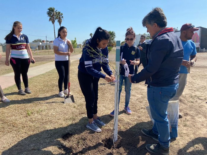Estudiantes plantaron más árboles en la ciclovía sur de Brinkmann