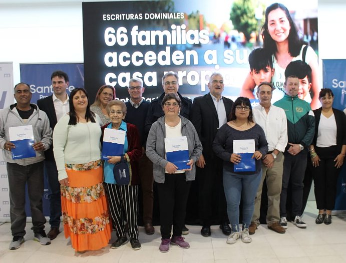 Entregaron escrituras a familias del departamento Castellanos
