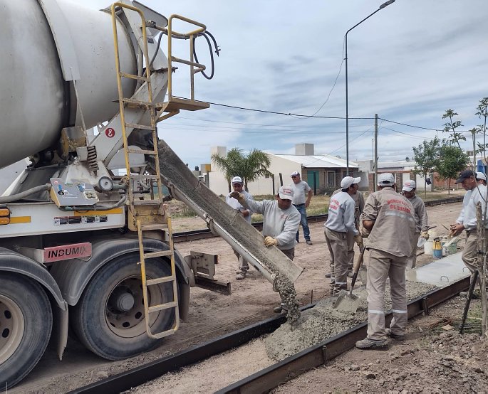 Construyen cordón cuneta en Bo. Sarmiento de Suardi