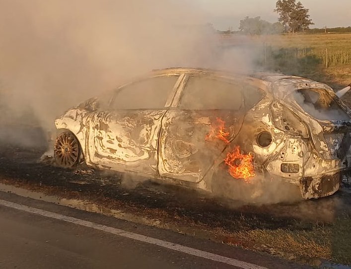 Suardi: Un auto se incendió en ruta 23