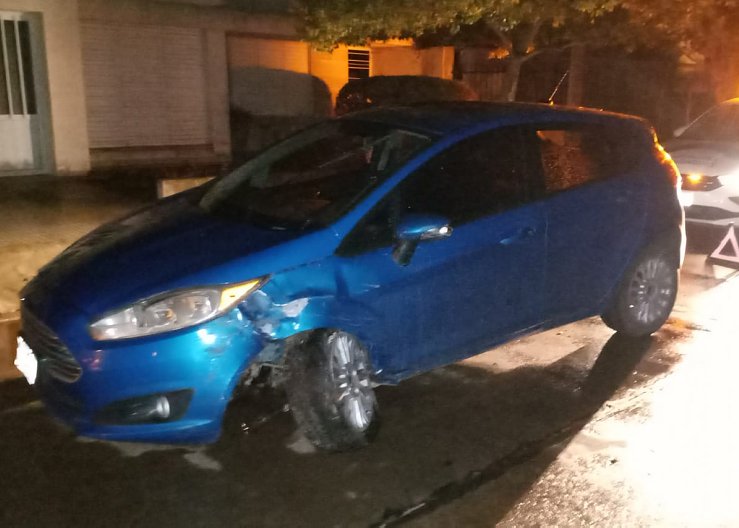 Joven se accidentó al chocar con un árbol en Morteros