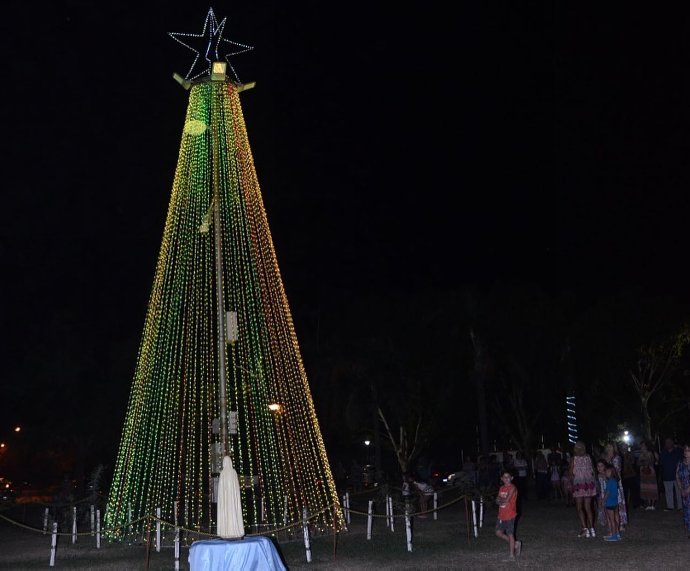Se encendieron los arbolitos de Navidad en localidades de la región