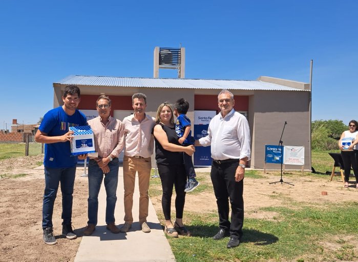 Firmaron contratos e inauguraron viviendas en el departamento Castellanos