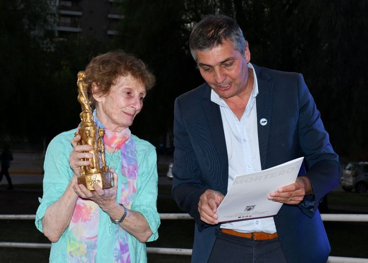 Esther Macario fue distinguida como 
