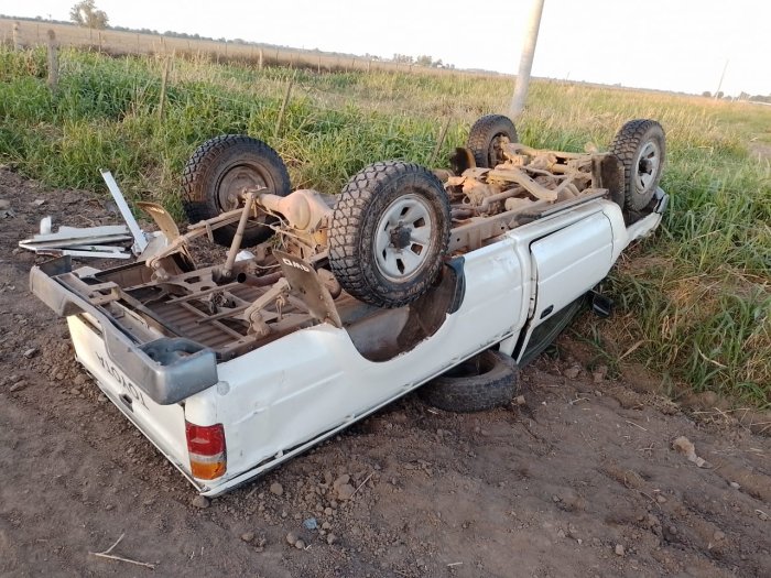 Volcó una camioneta en zona de Monte Oscuridad