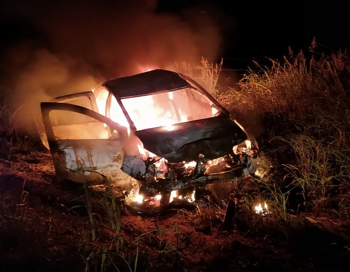 Un auto se incendió luego de chocar con una camioneta en Chipión