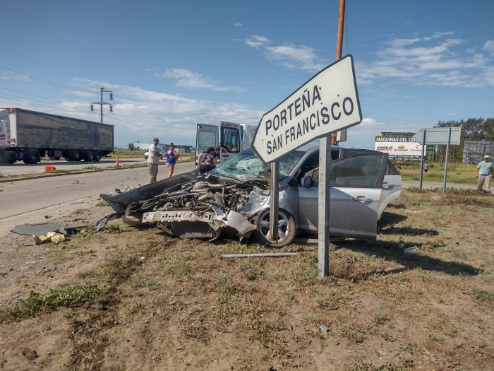 Chocaron un camión y un auto en el cruce de rutas cercano a Brinkmann