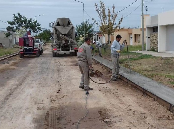 Suardi: Realizaron cordón cuneta en otra calle de Bo. Sarmiento