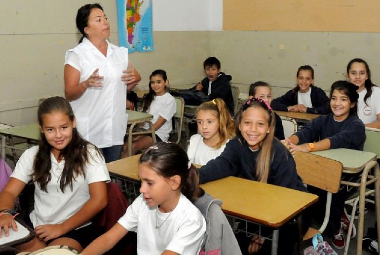 Desde este martes Santa Fe incorpora en todas sus escuelas primarias una hora más de clases