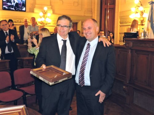 El Senado distinguió la trayectoria del Dr. Angel Pierini
