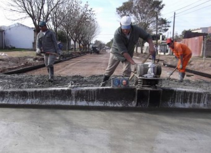San Guillermo: Iniciaron repavimentación de calle 12 de Octubre