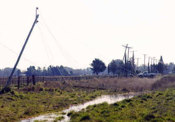 Tornado derribó 25 postes de energía en la zona de Ambrosetti